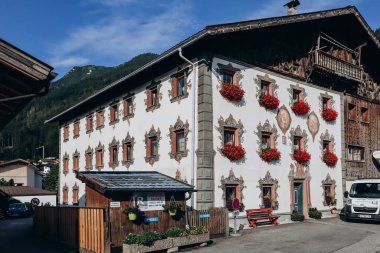 Fulpmes, Avusturya - 15 Ağustos 2023: Resimli şehir Fulpmes, Batı Avusturya