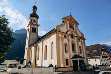 Fulpmes, Avusturya - 15 Ağustos 2023: Resimli şehir Fulpmes, Batı Avusturya