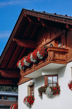 Çiçeklerle süslenmiş güzel geleneksel Avusturya cephesi