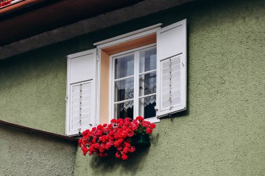 Çiçeklerle süslenmiş güzel geleneksel Avusturya cephesi