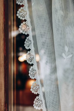 Avusturya 'da bir otelde ahşap pencere ve güzel dantel perdeler.