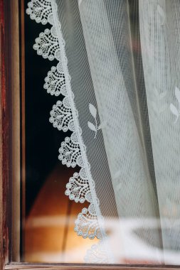Avusturya 'da bir otelde ahşap pencere ve güzel dantel perdeler.