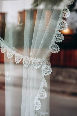 Avusturya 'da bir otelde ahşap pencere ve güzel dantel perdeler.