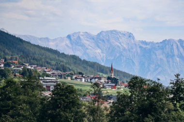 Avusturya 'nın batısındaki Fulpmes ve Telfes köyünün manzarası