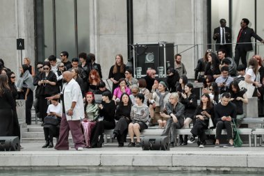 Paris, Fransa - 28 Eylül 2023: Rick Owens Bahar-Yaz 24 defilesinde konuklar