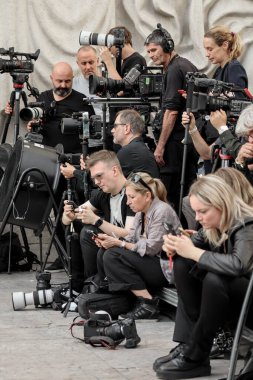 Paris, Fransa - 28 Eylül 2023: Rick Owens 24 bahar-yaz defilesinden önce fotoğrafçılar