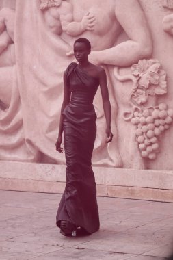 Paris, Fransa - 28 Eylül 2023: Rick Owens Bahar-Yaz 24 defilesi