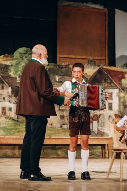 Fulpmes, Avusturya - 15 Ağustos 2023: Avusturya 'nın Fulpmes köyünün sakinleri Varsayım Günü' nü kutlayarak güzel bir konser verdiler