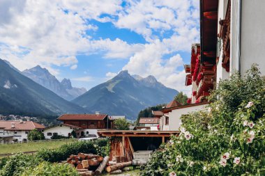 Fulpmes, Avusturya - 15 Ağustos 2023: Resimli şehir Fulpmes, Batı Avusturya