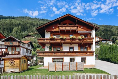 Fulpmes, Avusturya - 15 Ağustos 2023: Resimli şehir Fulpmes, Batı Avusturya