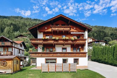 Fulpmes, Avusturya - 15 Ağustos 2023: Resimli şehir Fulpmes, Batı Avusturya