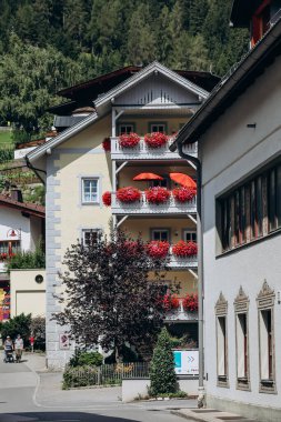 Fulpmes, Avusturya - 15 Ağustos 2023: Resimli şehir Fulpmes, Batı Avusturya