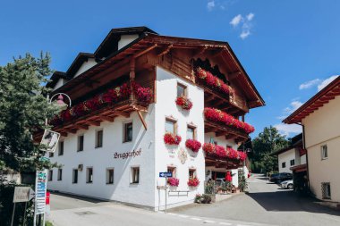 Fulpmes, Avusturya - 15 Ağustos 2023: Resimli şehir Fulpmes, Batı Avusturya