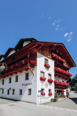 Fulpmes, Avusturya - 15 Ağustos 2023: Resimli şehir Fulpmes, Batı Avusturya