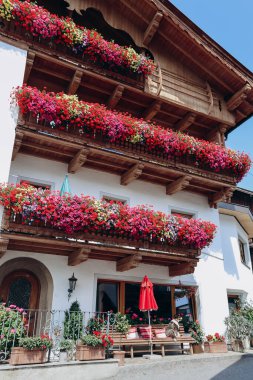 Çiçeklerle süslenmiş güzel geleneksel Avusturya cephesi