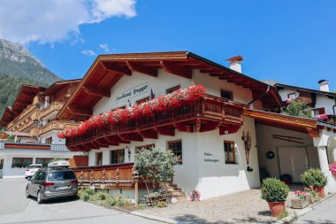 Fulpmes, Avusturya - 15 Ağustos 2023: Resimli şehir Fulpmes, Batı Avusturya