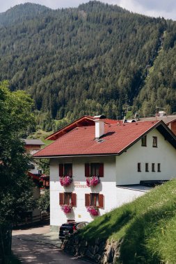 Fulpmes, Avusturya - 15 Ağustos 2023: Resimli şehir Fulpmes, Batı Avusturya