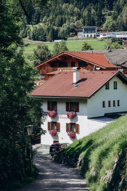 Fulpmes, Avusturya - 15 Ağustos 2023: Resimli şehir Fulpmes, Batı Avusturya