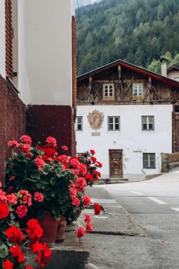 Fulpmes 'in pitoresk şehir merkezi, Batı Avusturya