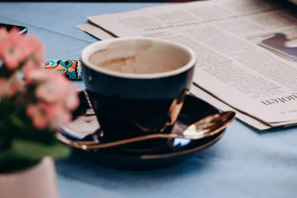 Eine Tasse Kaffee Und Eine Zeitung Auf Einem Tisch Restaurant — Stockfoto