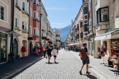 Vipiteno, İtalya - 16 Ağustos 2023: Vipiteno (Sterzing) şehir merkezi, Kuzey İtalya 'daki Güney Tyrol.