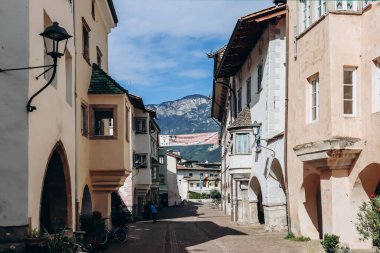 Neumarkt, İtalya - 17 Ağustos 2023: Kuzey İtalya 'da, Bolzano şehrinin yaklaşık 25 kilometre güneyinde yer alan Neumarkt (Egna) şehir merkezi..