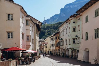 Neumarkt, İtalya - 17 Ağustos 2023: Neumarkt şehir merkezi, Kuzey İtalya 'da Güney Tyrol' da bir köy