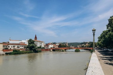 Adige Nehri boyunca Verona 'nın merkezinin görüntüsü