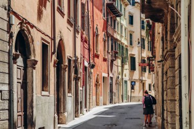 Verona, İtalya - 17 Ağustos 2023: Verona, İtalya 'nın merkezinde sokak