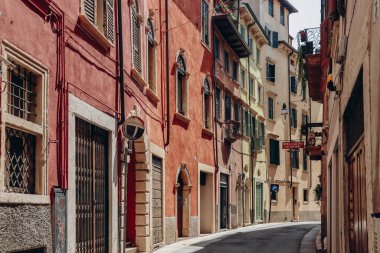 Verona, İtalya - 17 Ağustos 2023: Verona, İtalya 'nın merkezinde sokak