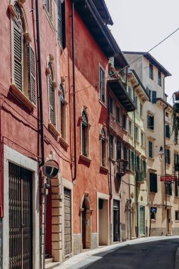 Verona, İtalya - 17 Ağustos 2023: Verona, İtalya 'nın merkezinde sokak