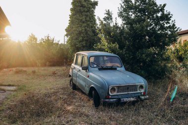Codevilla, İtalya - 19 Ağustos 2023: Eski mavi Renault 4 arabası İtalya, Lombardiya 'da bırakıldı
