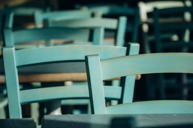 Kafedeki ahşap sandalyelerin arkası