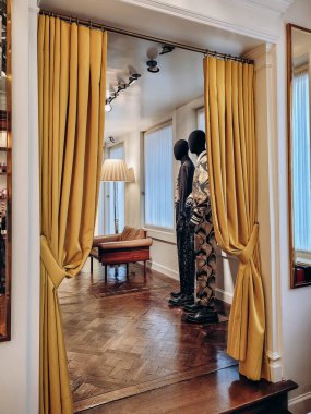 Antwerp, Belçika - 23 Ekim 2023: Het Modepaleis (Moda Sarayı), 1989 yılından beri tarihi Dries Van Noten giyim mağazası, Antwerp 'te yer almaktadır..