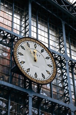 Londra, Birleşik Krallık - 25 Eylül 2023: Londra 'daki St Pancras istasyonunda büyük saat