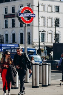 Londra, Birleşik Krallık - 25 Eylül 2023: Londra 'nın merkezinde yer altı tabelası, kapatın