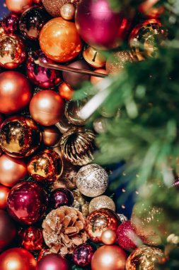 Noel süslerinin yakın çekimi: renkli Noel baloları ve köknar dalları