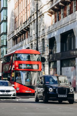 Londra, Birleşik Krallık - 25 Eylül 2023: Londra 'nın batı ucundaki güzel Mayfair bölgesi, sıcak bir sonbahar gününde