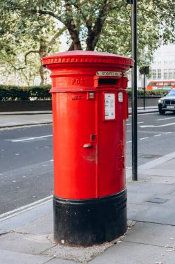 Londra 'nın merkezindeki kırmızı posta kutusunu kapat.