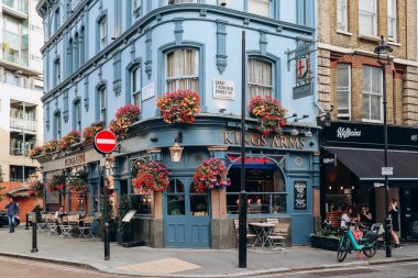 Londra, Birleşik Krallık - 25 Eylül 2023: Londra 'nın batı ucundaki güzel Mayfair bölgesi, sıcak bir sonbahar gününde