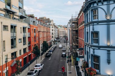 Londra, Birleşik Krallık - 25 Eylül 2023: Londra 'nın batı ucundaki güzel Mayfair bölgesi, sıcak bir sonbahar gününde