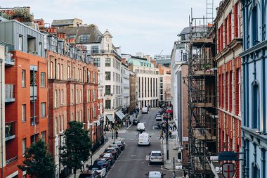 Londra, Birleşik Krallık - 25 Eylül 2023: Londra 'nın batı ucundaki güzel Mayfair bölgesi, sıcak bir sonbahar gününde