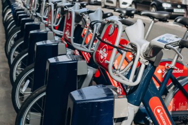 Londra, Birleşik Krallık - 25 Eylül 2023: Sıcak bir sonbahar gününde Londra 'nın batı ucundaki bisiklet kiralama istasyonu