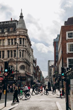 Londra, Birleşik Krallık - 25 Eylül 2023: Londra 'nın batı ucundaki güzel Soho bölgesi, sıcak bir sonbahar gününde