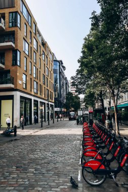 Londra, Birleşik Krallık - 25 Eylül 2023: Londra 'nın batı ucundaki güzel Soho bölgesi, sıcak bir sonbahar gününde