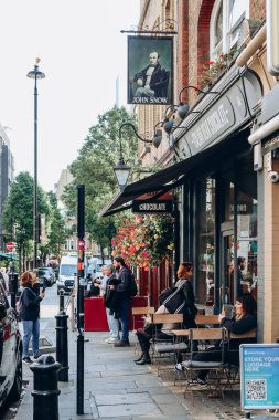 Londra, Birleşik Krallık - 25 Eylül 2023: Londra 'nın batı ucundaki güzel Soho bölgesi, sıcak bir sonbahar gününde