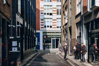 Londra, Birleşik Krallık - 25 Eylül 2023: Londra 'nın batı ucundaki güzel Soho bölgesi, sıcak bir sonbahar gününde