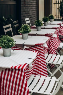 Londra 'da Soho' da bir restoranın terasında masalar.