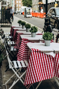 Londra 'da Soho' da bir restoranın terasında masalar.