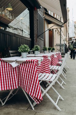 Londra 'da Soho' da bir restoranın terasında masalar.